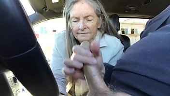 Старая проститутка дрочит хер пузатому мужику в машине