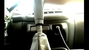 Фитоняшка сует дилдо в мокрую письку в машине